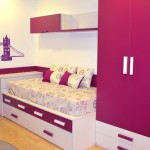 Dormitorio moderno London de chica en tonos berenjena.