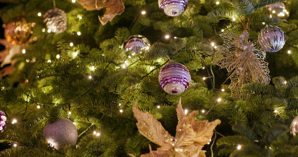 bolas y luces decoración navideña